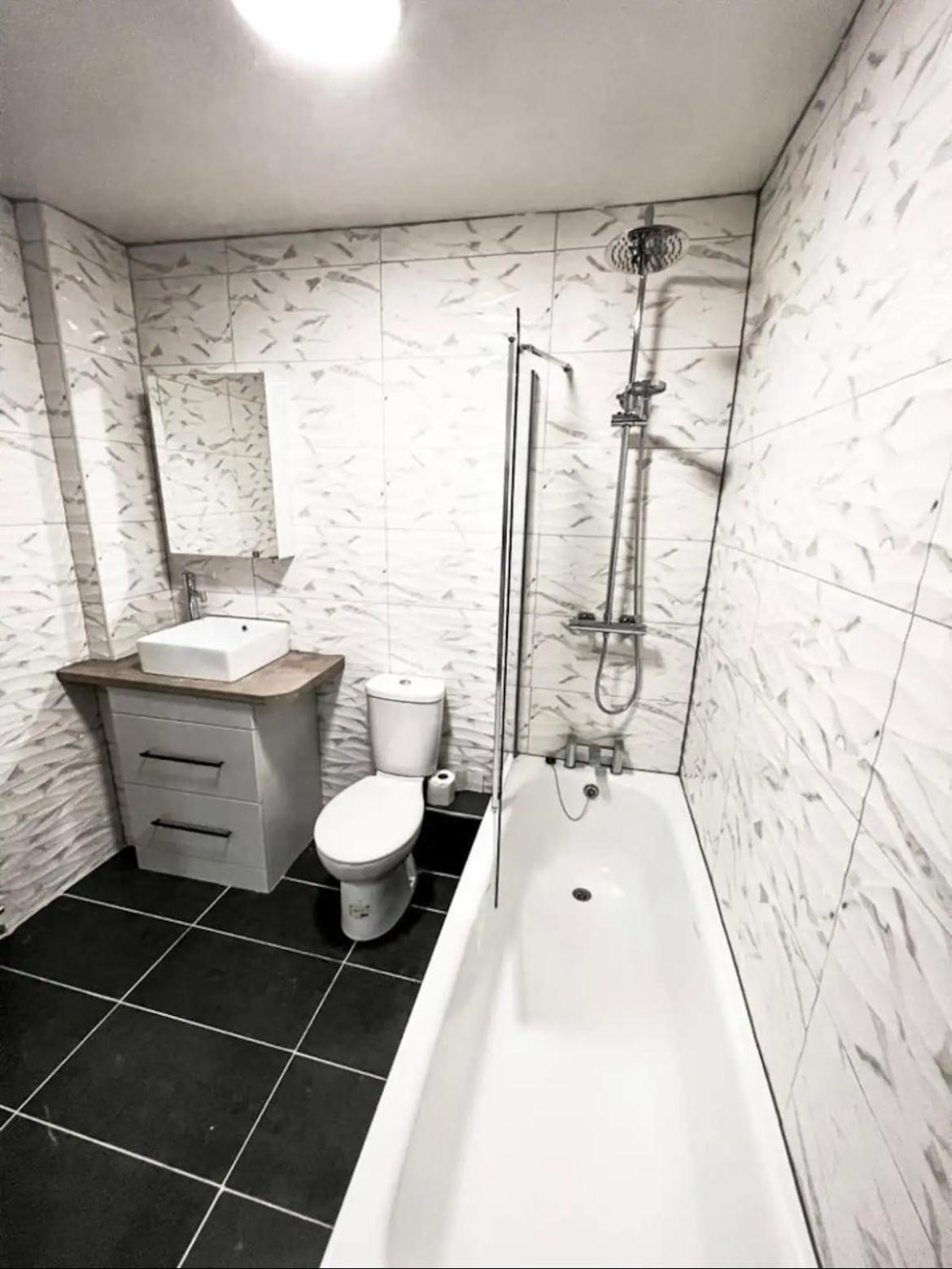 Lovely 1-Bedroom Apartment, Free Street Parking Newcastle upon Tyne Eksteriør billede